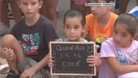 Concentración en Massanassa, Valencia, el día en que los niños tendrían que haber vuelto al cole Concentración en Massanassa, Valencia, el día en que los niños tendrían que haber vuelto al cole