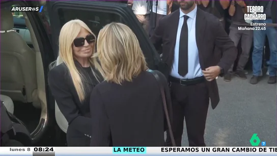 Las 'musas' de Giorgio Armani dan el último adiós al diseñador: de Donatella Versace a Antonia Dell'Atte, pasando por Miguel Ángel Silvestre Las 'musas' de Giorgio Armani dan el último adiós al diseñador: de Donatella Versace a Antonia Dell'Atte, pasando por Miguel Ángel Silvestre
