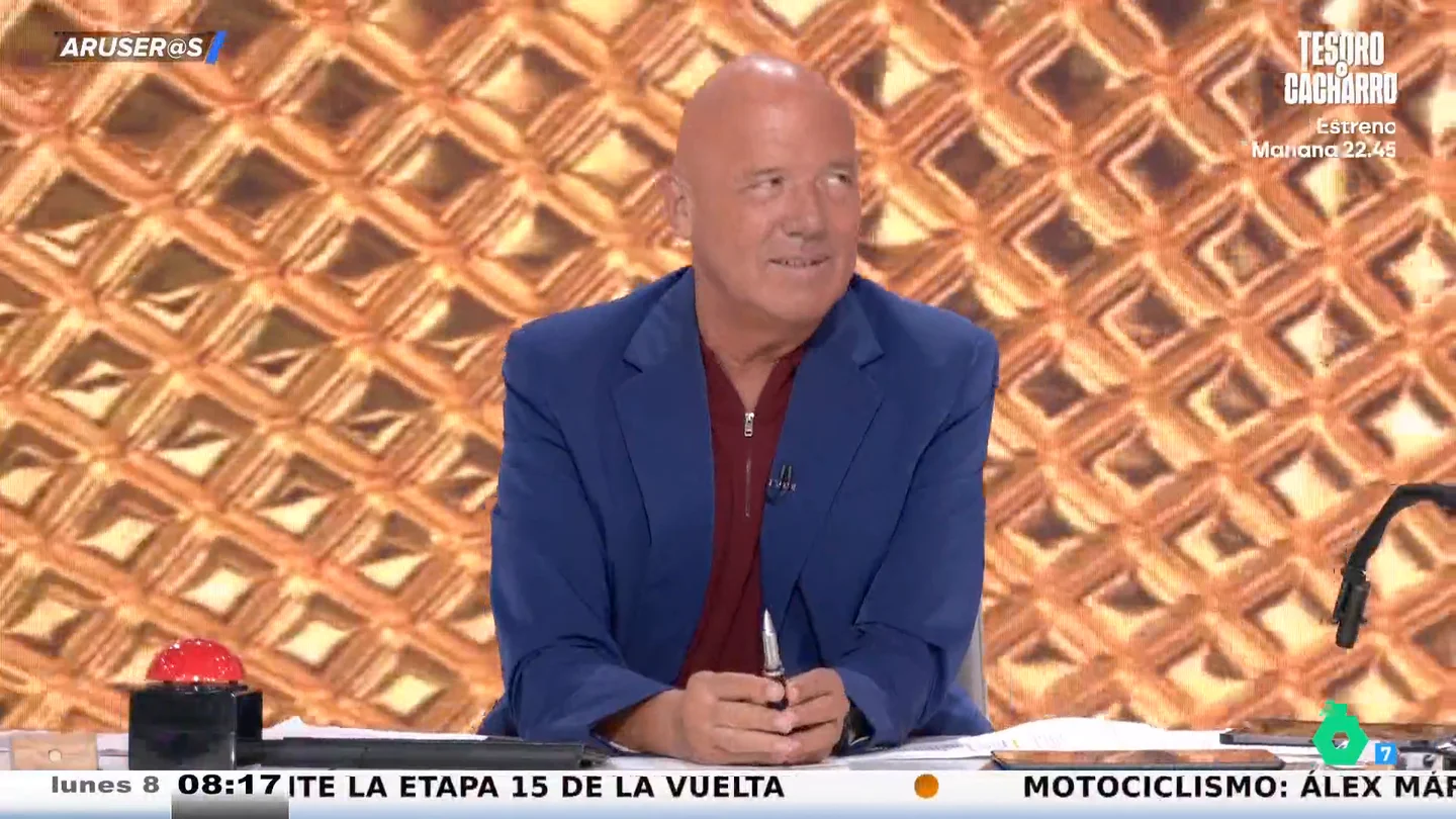 Alfonso Arús reta a las colaboradoras tras ver a Alessandra Ambrosio: "Mañana, todas con plumas como si fuerais vedetes" Alfonso Arús reta a las colaboradoras tras ver a Alessandra Ambrosio: "Mañana, todas con plumas como si fuerais vedetes"