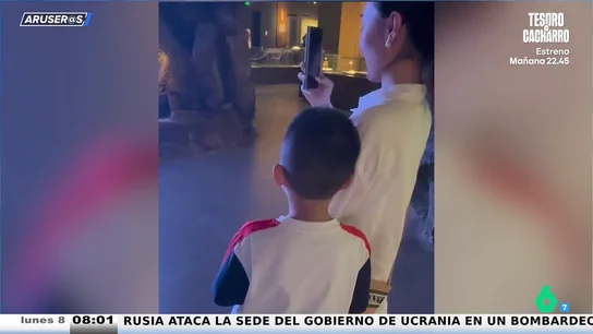 El divertido vídeo viral del niño que se agarra del brazo de una señora creyendo que es su mamá El divertido vídeo viral del niño que se agarra del brazo de una señora creyendo que es su mamá