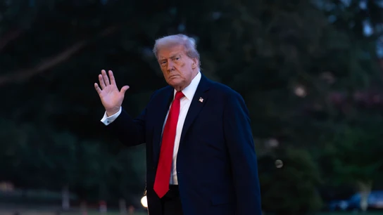 El presidente de Estados Unidos, Donald Trump, saluda a los fotógrafos en la Casa Blanca El presidente de Estados Unidos, Donald Trump, saluda a los fotógrafos en la Casa Blanca