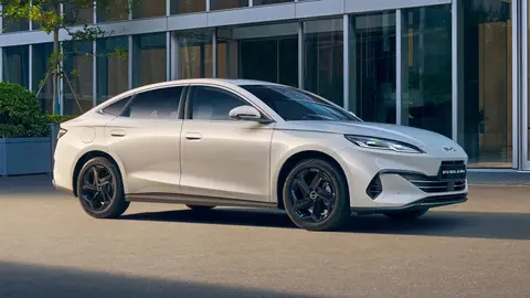 El BYD Seal 6 es la última muestra de saber de la marca china, que se posiciona actualmente como uno de los referentes en cuanto a autonomías BYD Seal 6