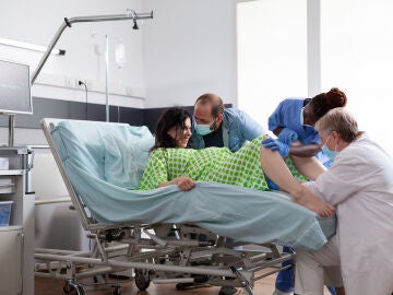 Una mujer en el momento del parto en posici&oacute;n de litotom&iacute;a.