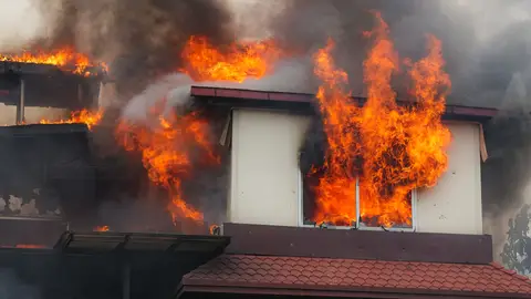 La casa del ex primer ministro de Nepal, quemada por los rebeldes La casa del ex primer ministro de Nepal, quemada por los rebeldes