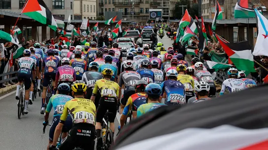 El pelotón pasa ante las personas concentradas en protesta por la situación de Gaza , al inicio de la etapa 16 de la Vuelta Ciclista a España que se disputa este martes entre Poio y Mos-Castro de Herville (Pontevedra). El pelotón pasa ante las personas concentradas en protesta por la situación de Gaza , al inicio de la etapa 16 de la Vuelta Ciclista a España que se disputa este martes entre Poio y Mos-Castro de Herville (Pontevedra).