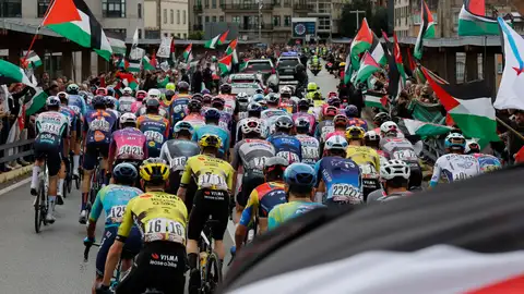 El pelotón pasa ante las personas concentradas en protesta por la situación de Gaza , al inicio de la etapa 16 de la Vuelta Ciclista a España que se disputa este martes entre Poio y Mos-Castro de Herville (Pontevedra). El pelotón pasa ante las personas concentradas en protesta por la situación de Gaza , al inicio de la etapa 16 de la Vuelta Ciclista a España que se disputa este martes entre Poio y Mos-Castro de Herville (Pontevedra).