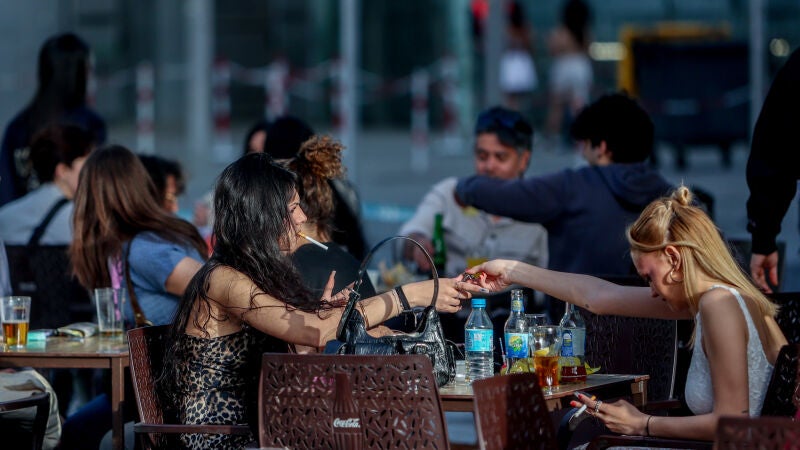 Varias personas en la terraza de un bar en Madrid