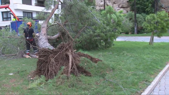 Fuertes lluvias, carreteras cortadas y clases suspendidas en Alicante por un reventón térmico Fuertes lluvias, carreteras cortadas y clases suspendidas en Alicante por un reventón térmico