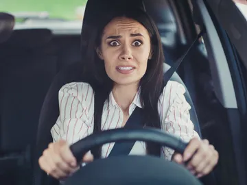 Mujer asustada conduciendo Mujer asustada conduciendo