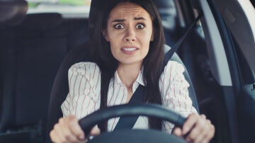 Mujer asustada conduciendo 