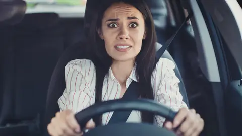 Mujer asustada conduciendo Mujer asustada conduciendo