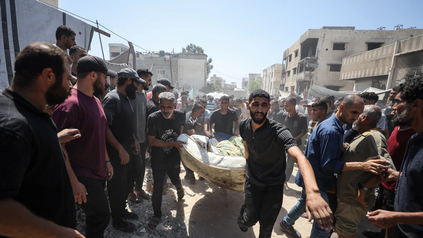 Ciudadanos gazatíes corren con un herido en un ataque israelí hacia el Hospital Al-Shifa Ciudadanos gazatíes corren con un herido en un ataque israelí hacia el Hospital Al-Shifa