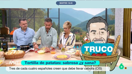El nutricionista Pablo Ojeda comparte dos trucos para conseguir una tortilla de patatas de diez El nutricionista ha mostrado cómo elaborar este delicioso plato que, a pesar de parecer sencillo, tiene sus trucos para a la hora de prepararlo. No te pierdas sus consejos en el vídeo principal.