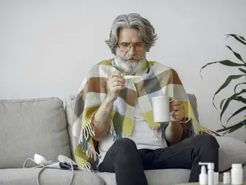 Persona mayor con gripe Persona mayor con gripe