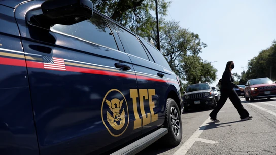 Un vehículo del Immigration and Customs Enforcement (ICE), aparcado en las afueras del Palacio de Justicia del Condado de Cook Un vehículo del Immigration and Customs Enforcement (ICE), aparcado en las afueras del Palacio de Justicia del Condado de Cook