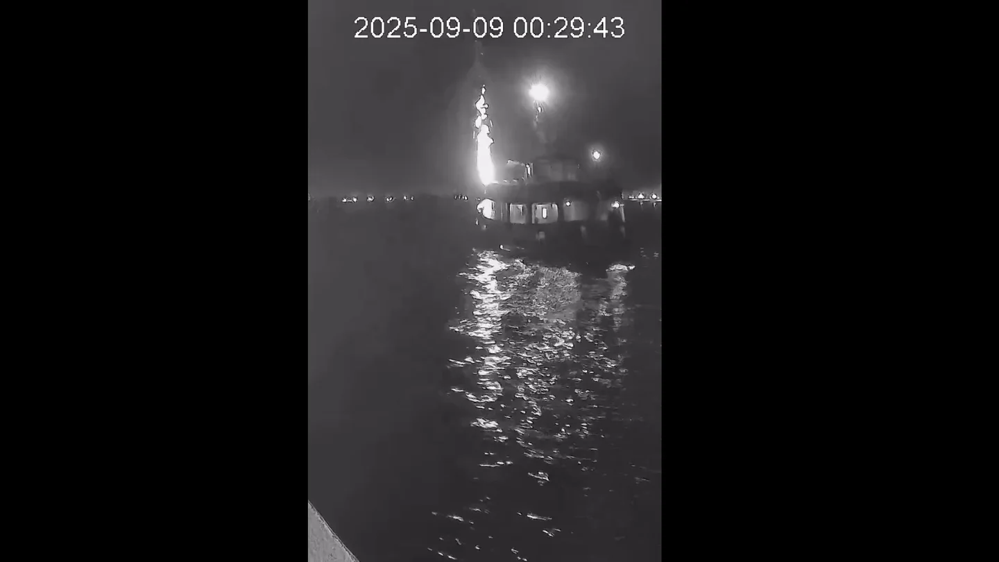 Un dron ataca una embarcación de la Flotilla Sumud con ayuda para Gaza en el puerto de Túnez Un dron ataca una embarcación de la Flotilla Sumud con ayuda para Gaza en el puerto de Túnez