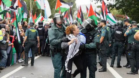 Agentes de la Guardia Civil y la Policía Nacional intervienen debido a la manifestación de numerosas personas que se concentran en el Alto de San Cosme por Palestina dura La Vuelta. Agentes de la Guardia Civil y la Policía Nacional intervienen debido a la manifestación de numerosas personas que se concentran en el Alto de San Cosme por Palestina dura La Vuelta.