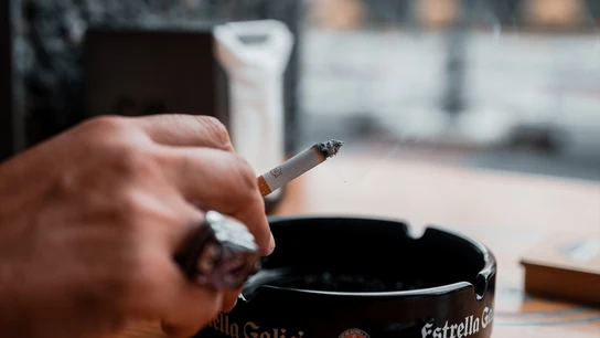 Los turistas británicos amenazan con "ir a otro sitio" debido a las nuevas leyes españolas sobre el tabaco Una persona fumando en la calle.