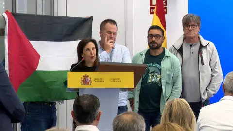 La ministra Robles, incómoda tras descubrir que un trabajador había desplegado la bandera de Palestina tras ella durante un discurso La ministra Robles, incómoda tras descubrir que un trabajador había desplegado la bandera de Palestina tras ella durante un discurso