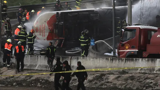 Bomberos controlan un incendio luego del accidente de un camión de gas este miércoles, en Ciudad de México Bomberos controlan un incendio luego del accidente de un camión de gas este miércoles, en Ciudad de México
