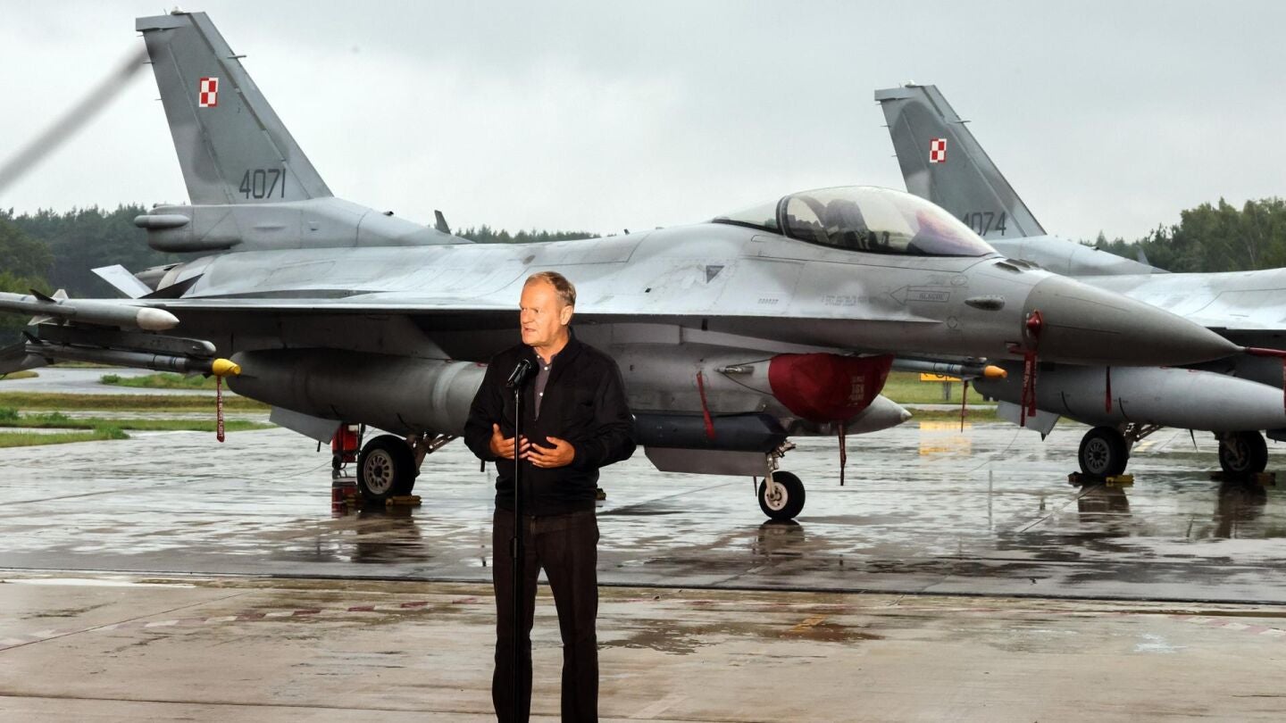 Tusk visita una base aérea para darle las gracias a los soldados que ayudaron a derribar los drones rusos