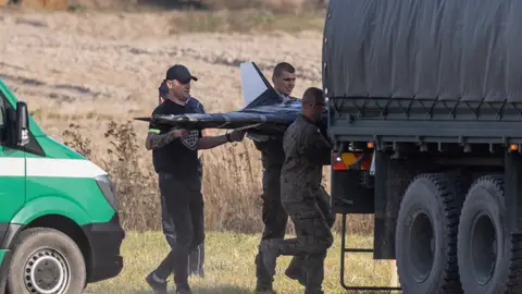 Fuerzas Nacionales de Defensa Territorial de Polonia retiran un dron en la localidad de Wohyn, al este de Polonia Fuerzas Nacionales de Defensa Territorial de Polonia retiran un dron en la localidad de Wohyn, al este de Polonia