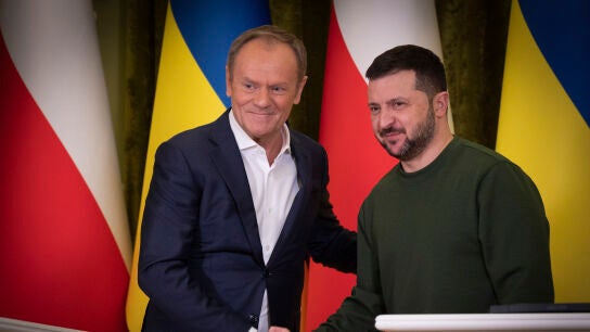 El primer ministro de Polonia, Donald Tusk (izquierda), y el presidente de Ucrania, Volodymyr Zelenskyy, estrechan las manos durante una reuni&oacute;n en Kiev, el lunes 22 de enero de 2024.
