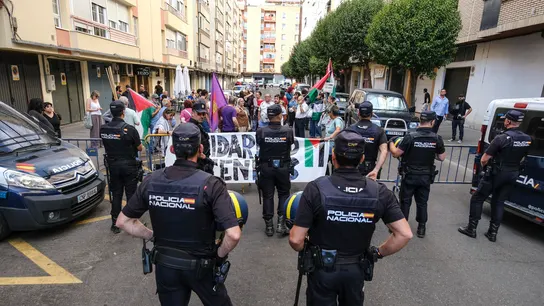 Una treintena de personas se concentra frente a la Comisaría de la Policía Nacional en el barrio vallisoletano de Las Delicias para protestar por la detención de dos activistas al intentar interrumpir la contrarreloj de la Vuelta Ciclista a España Una treintena de personas se concentra frente a la Comisaría de la Policía Nacional en el barrio vallisoletano de Las Delicias para protestar por la detención de dos activistas al intentar interrumpir la contrarreloj de la Vuelta Ciclista a España