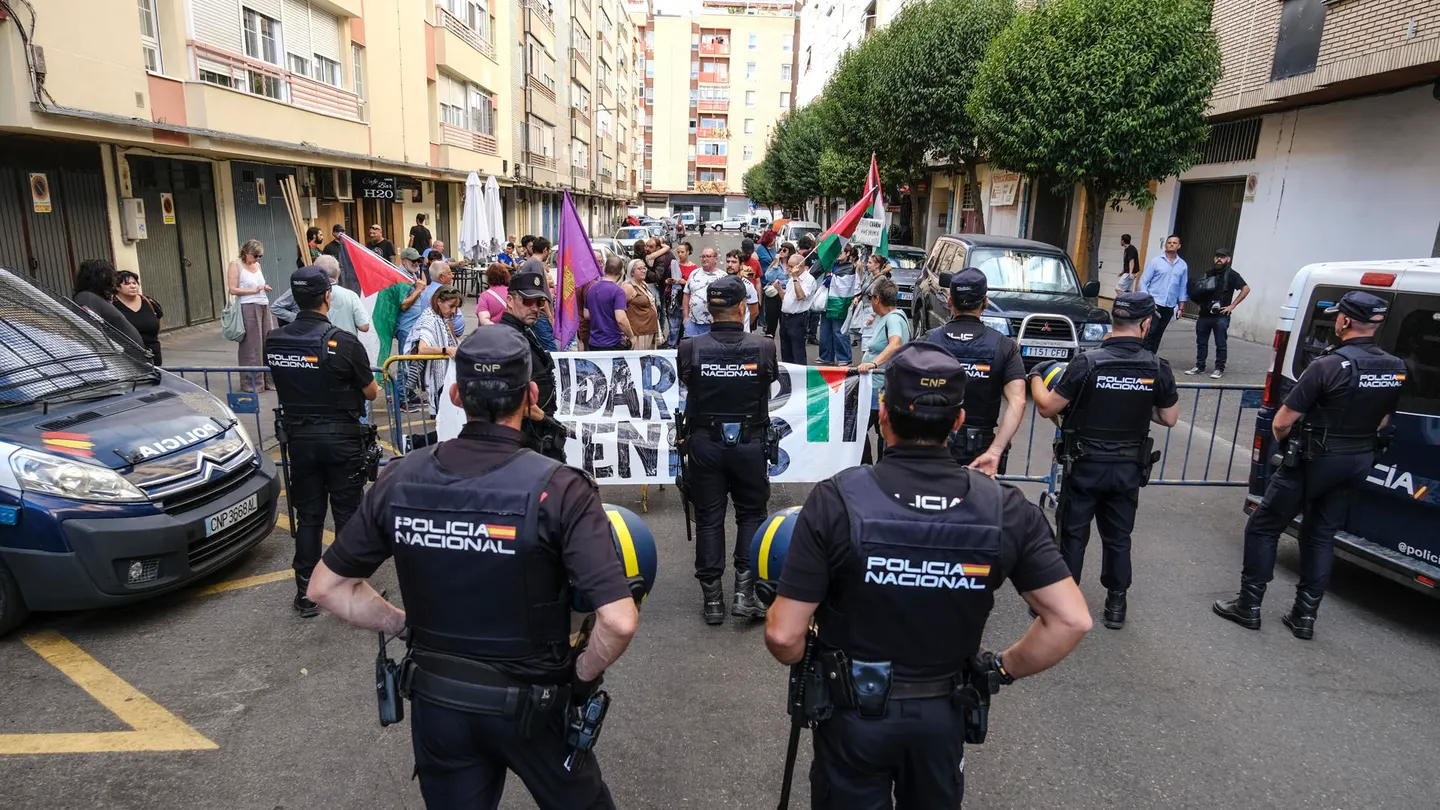 Una treintena de personas se concentra frente a la Comisaría de la Policía Nacional en el barrio vallisoletano de Las Delicias para protestar por la detención de dos activistas al intentar interrumpir la contrarreloj de la Vuelta Ciclista a España Una treintena de personas se concentra frente a la Comisaría de la Policía Nacional en el barrio vallisoletano de Las Delicias para protestar por la detención de dos activistas al intentar interrumpir la contrarreloj de la Vuelta Ciclista a España