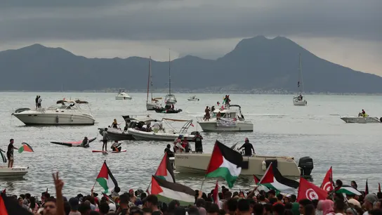 La gente acude al puerto de Sidi Bou Said (Túnez) con banderas palestinas en apoyo a la Global Sumud Flotilla. Imagen del 10 de septiembre del puerto de Sidi Bou Said (Túnez) lleno de gente que porta banderas palestinas en apoyo a la Global Sumud Flotilla.