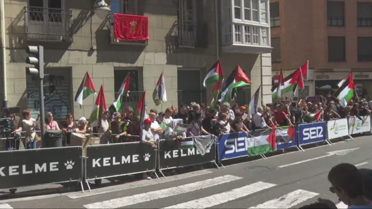 Varios detenidos en la etapa de La Vuelta en Valladolid tras tirar una valla del recorrido Varios detenidos en la etapa de La Vuelta en Valladolid tras tirar una valla del recorrido