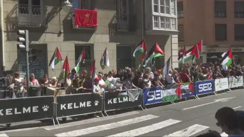 Varios detenidos en la etapa de La Vuelta en Valladolid tras tirar una valla del recorrido Varios detenidos en la etapa de La Vuelta en Valladolid tras tirar una valla del recorrido