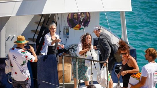 Una de las obras de Laika 1954 muestra a dos mujeres sobre las banderas de Cataluña y Palestina unidas, decorando uno de los barcos de la Global Sumud Flotilla. Una de las obras de Laika 1954 muestra a dos mujeres sobre las banderas de Cataluña y Palestina unidas, decorando uno de los barcos de la Global Sumud Flotilla.