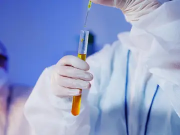 Científicos con probetas Científicos con probetas