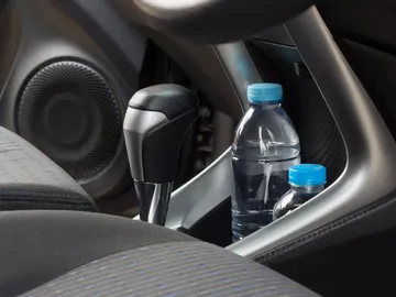 Botella de agua en el coche Botella de agua en el coche