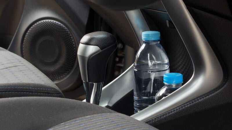 Por qué nunca debes dejar una botella de agua dentro del coche si hace calor