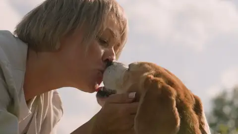 Mujer besando a su perro Mujer besando a su perro