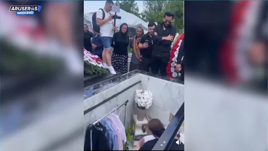 El surrealista viral de la familia que prepara la tumba de un difunto como su fuera su habitación El surrealista viral de la familia que prepara la tumba de un difunto como su fuera su habitación