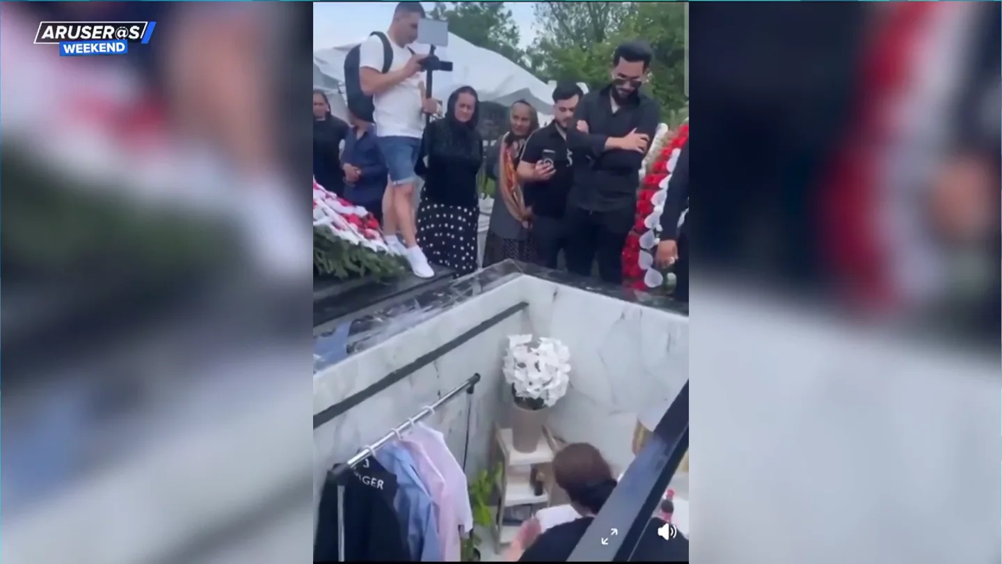 El surrealista viral de la familia que prepara la tumba de un difunto como su fuera su habitación El surrealista viral de la familia que prepara la tumba de un difunto como su fuera su habitación