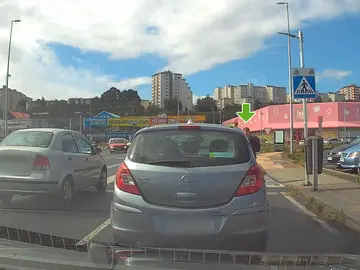 Coche adelantando en un paso de peatones Coche adelantando en un paso de peatones