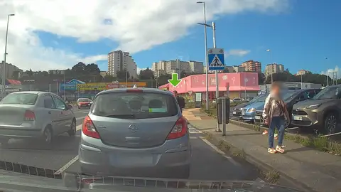 Coche adelantando en un paso de peatones Coche adelantando en un paso de peatones