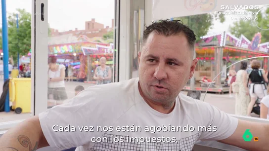 "Cada vez nos agobian más con los impuestos": la queja de un feriante que no permite pagar con tarjeta en su atracción Equipo de Investigación analiza en este vídeo cómo funciona el negocio de las atracciones de feria. Precio pactado de 4 euros para las infantiles y 5 para las de los adultos y, casi siempre, en efectivo: "Un buen día ganamos 12.000 euros".