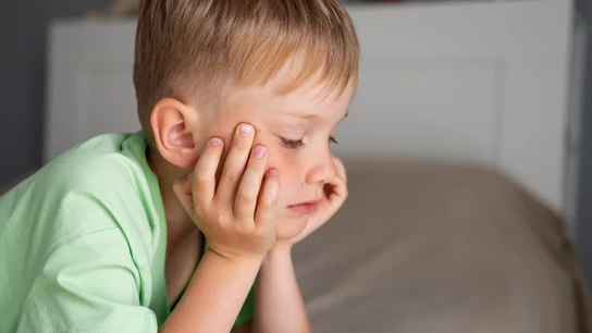 Un niño triste y pensativo. Un niño triste y pensativo.