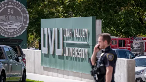 Un agente, en el lugar del asesinato de Charlie Kirk Un agente, en el lugar del asesinato de Charlie Kirk