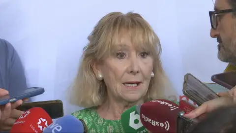 La expresidenta de la Comunidad de Madrid Esperanza Aguirre atiende a los medios de comunicación La expresidenta de la Comunidad de Madrid Esperanza Aguirre atiende a los medios de comunicación
