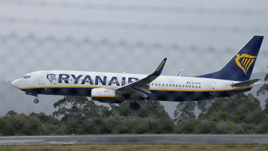 Un avión de Ryanair despegando Un avión de Ryanair despegando