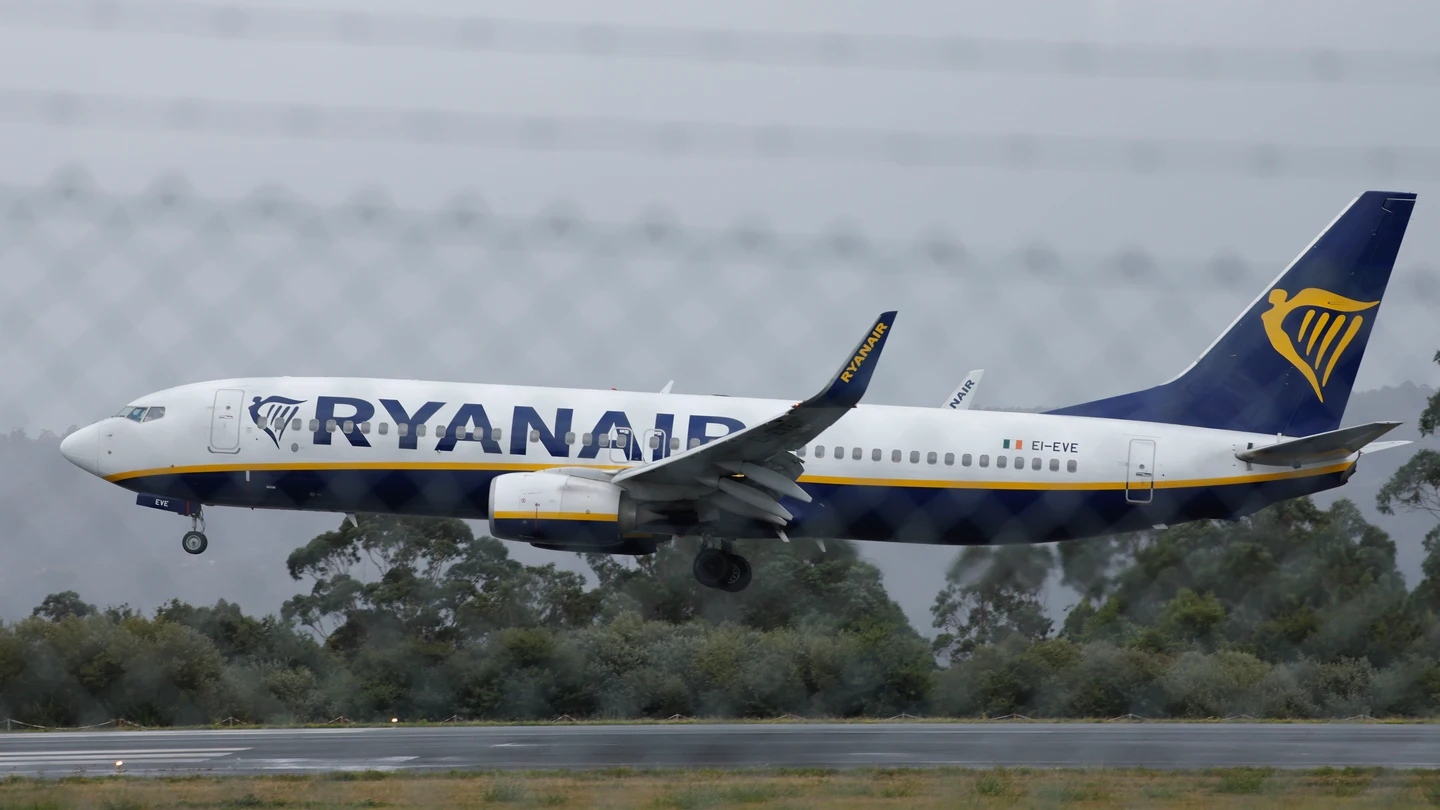 Un avión de Ryanair despegando Un avión de Ryanair despegando