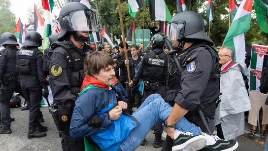 Agentes de la Guardia Civil y la Policía Nacional intervienen en una protesta propalestina durante La Vuelta en el Alto de San Cosme, en Pontevedra. Agentes de la Guardia Civil y la Policía Nacional intervienen en una protesta propalestina durante La Vuelta en el Alto de San Cosme, en Pontevedra.