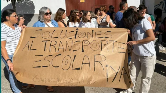 Odisea para ir al colegio: más de 5.000 alumnos de Extremadura 'empiezan' el curso sin ruta escolar Odisea para ir al colegio: más de 5.000 alumnos de Extremadura 'empiezan' el curso sin ruta escolar