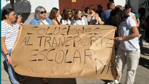 Odisea para ir al colegio: más de 5.000 alumnos de Extremadura 'empiezan' el curso sin ruta escolar Odisea para ir al colegio: más de 5.000 alumnos de Extremadura 'empiezan' el curso sin ruta escolar